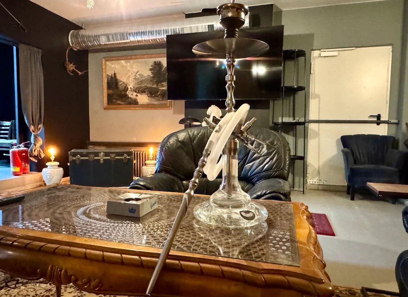 Shisha auf einem Loungetisch